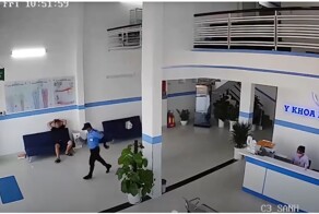 Охранник врезался в стеклянную дверь