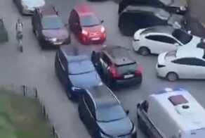 Женщина на маленькой красненькой машинке заблокировала дорогу скорой помощи