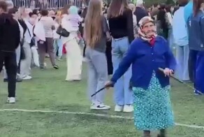 Бабуля зажгла на фестивале