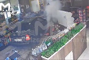 Ростове автомобиль влетел в здание АЗС