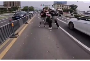 Мотоциклисту пришлось дважды разнимать драчунов на дороге