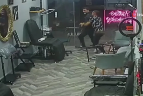 Тату-художник напал на своего конкурента с помповым ружьем. Они поспорили из-за клиентуры
