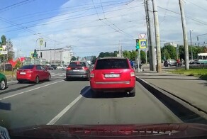 Похоже, действительно не сдавала (на права)