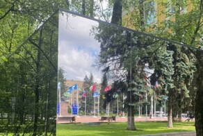 В Химках здание администрации обнесли высоким зеркальным забором