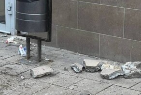 В центре Москвы на прохожих рухнула часть балкона