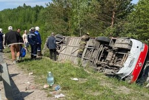 Автобус с туристами перевернулся на трассе под Пермью