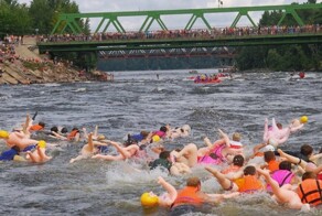 Спустя 20 лет в Ленобласти отменили заплыв на резиновых куклах из-за “негативного резонанса”