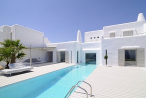 Белоснежный дом на берегу океана (25 фото)