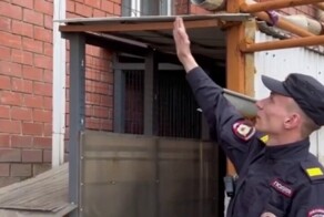 В Иркутске полицейские спасли из огня трёх детей и мать, пытавшуюся к ним прорваться