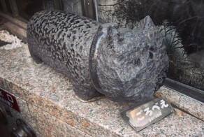 Японские кошки, призывающие к любви