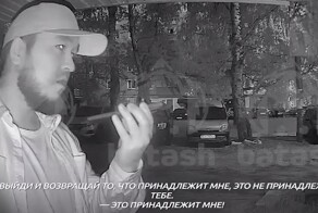IPhone и помолвочное кольцо — всё, что нужно этому парню на видео