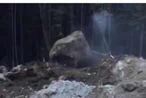Валун сметает всё на своём пути