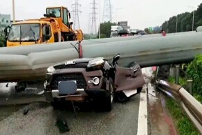 Стрела массивного крана обрушилась на магистраль и придавила легковушку