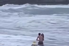 В Сочи влюблённая парочка решила прогуляться по берегу во время шторма и девушку смыло в море