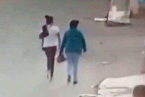 Собаки сбили с ног женщин, оказавшихся у них на пути