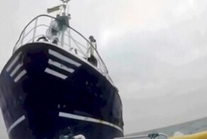 Траулер врезался в лодку с рыбаками