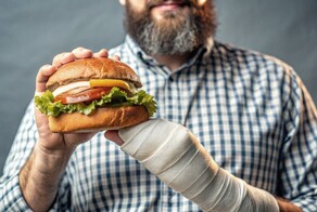 Москвич смог отсудить почти миллион у компаний «Макдоналдс» и «Вкусно — и точка»