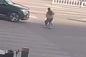 Маленькая девочка чуть не попала под колёса автомобиля