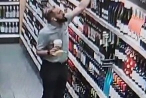 Мужчина ловко поймал винные бутылки