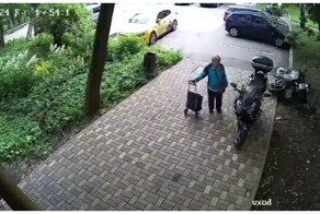 Недовольная бабушка наказала мотоциклистов