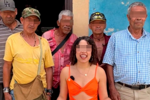 Молодая женщина встречается одновременно с семью пенсионерами