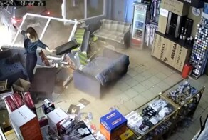 Залетел со свистом: машина протаранила стену офиса в Ханты-Мансийске