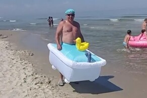 Мужчина с необычным плавательным матрасом повеселил отдыхающих