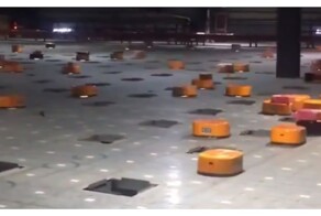 Роботы-сортировщики в логистическом центре в Китае