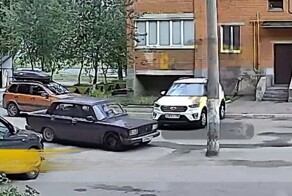 В Башкирии молодой водитель отвлёкся на телефон и врезался во дворе в столб