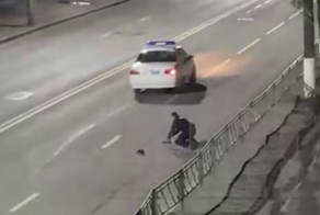В Уфе у полицейских угнали автомобиль, пока они спасали мужчину от разъярённых гопников