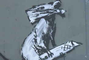 Бэнкси сам попросил: во Франции осудили вора, укравшего знак парковки с нарисованной крысой