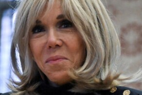 Во Франции судят двух женщин, назвавших жену Макрона мужчиной