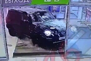 В Сургуте автоледи на внедорожнике перепутала педали и влетела в ТРЦ