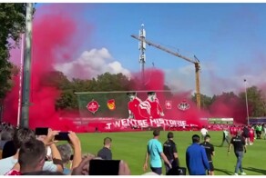 Футбольные болельщики пострадали от рухнувшего на них банера
