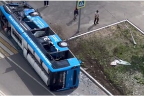 В Москве электробус снёс столб и перевернулся