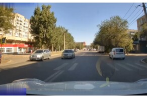 Девушка помогла бабушке перейти дорогу
