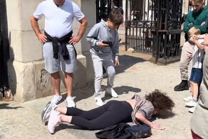 Туристка у Букингемского дворца стала жертвой лошади, но это не точно