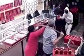 Нападение вооруженных подростков на ювелирный магазин попало на видео