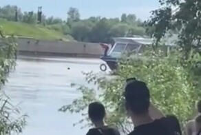 Из реки Омь спасли мальчика, который упал в воду и чуть не утонул