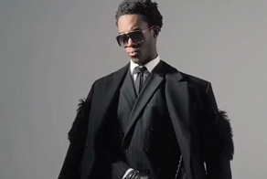 Стилист показал образы, вдохновленные популярными шрифтами