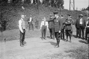 История, стоящая за модой на бронированные образы