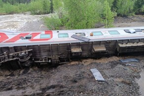 "Смотри, какой кошмар". Пассажирский поезд Воркута — Новороссийск сошёл с рельсов в Республике Коми