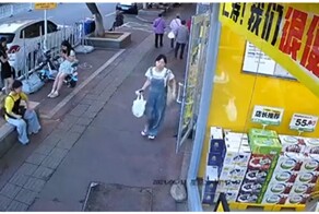 Парень врезался в витрину, пытаясь попасть в магазин