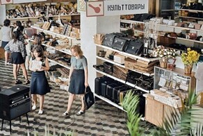 20 раскрашенных фото из советских магазинов, которые докажут, что дефицит был далеко не всегда