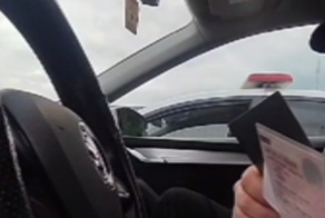 Улыбчивый нарушитель решил дать взятку