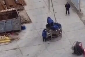 Строители спустились с высоты при помощи подвешенной на крюке крана чаши для бетона и поплатились
