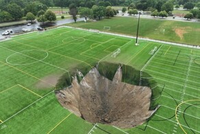 В США часть футбольного поля ушла под землю