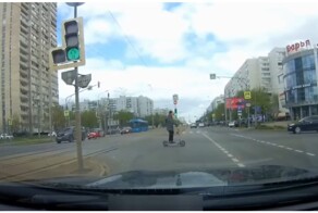 В Москве водитель снёс самокатчика