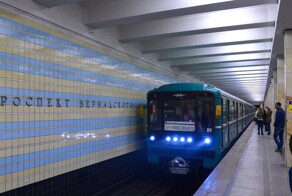 «Подумала, что он под кайфом»: пассажиры столичного метро задержали неадеквата, пристававшего к детям