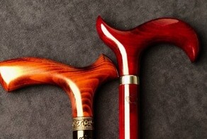 В Нижнем Новгороде таксист выгнал из машина пассажирку с тростью